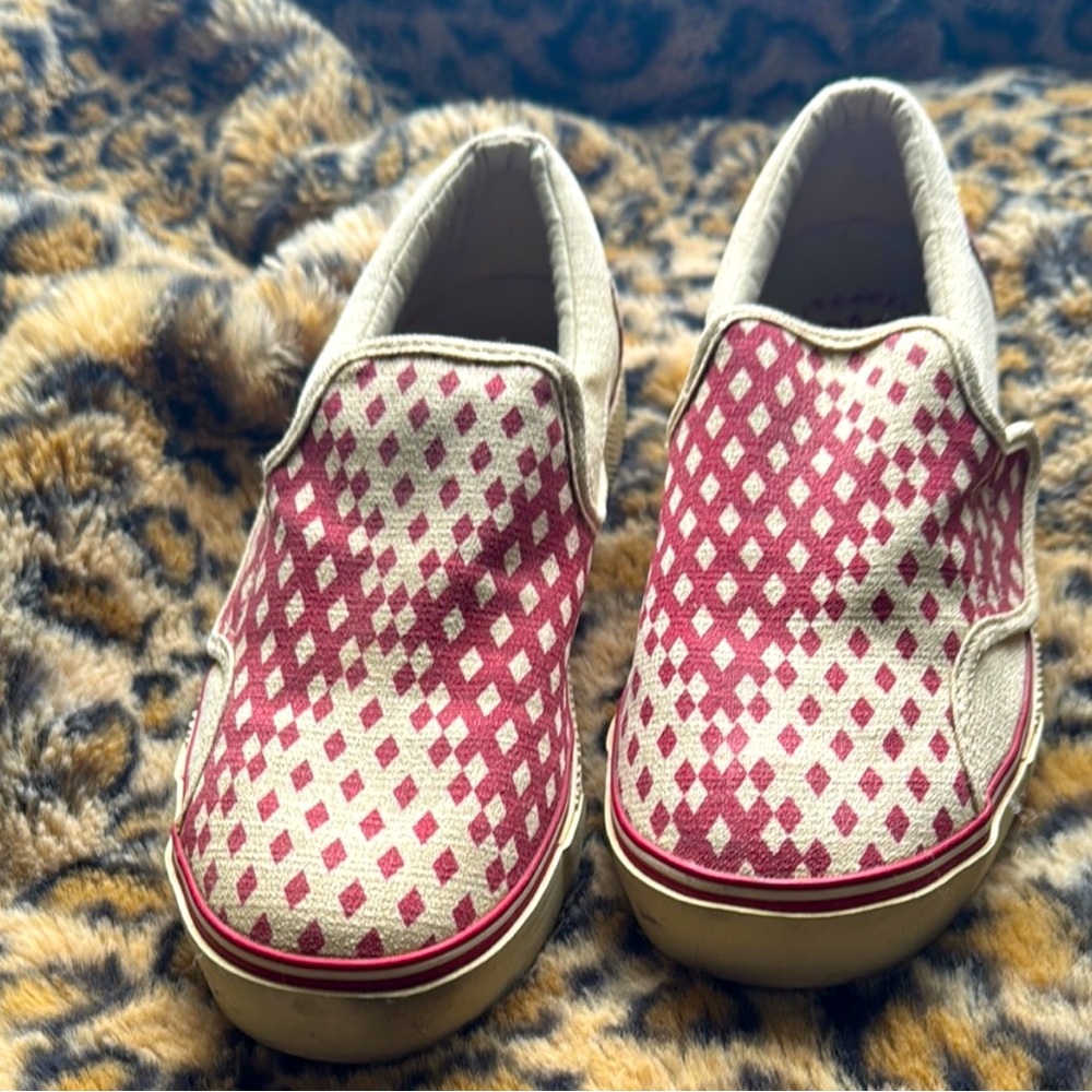 ✨🆕BNWOT L.A.M.B. Red and White Slip On Sneakers! Size 8!RARE!❤️✨